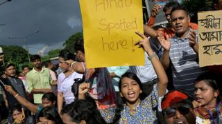 बांग्लादेश में फिर मंदिरों पर हमले; हिंदू परिवार कर रहे पलायन; पुजारियों की हत्या